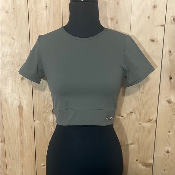 PrettyLittleThing Olive Green Crew Neck Top with Branded Tag - Picture 3 of 6